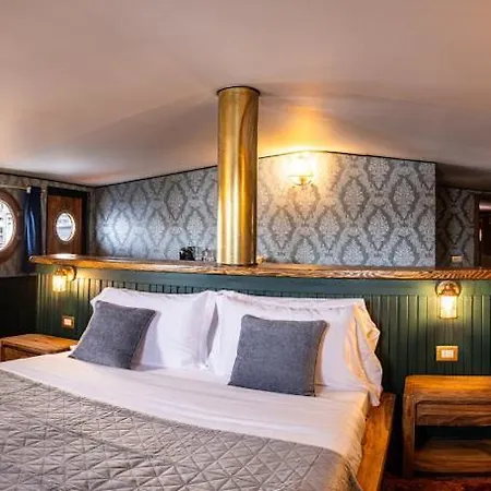 Piroscafo Lombardia Hotel en barco